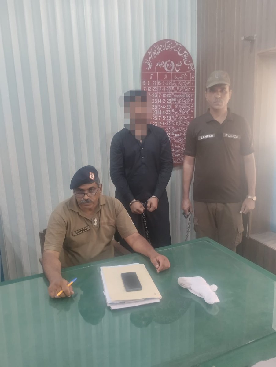 جہلم۔غیرت کےنام پربہن کوقتل کرنےوالاملزم گرفتار،آلہ قتل برآمد۔
ملزم نے10دن قبل تھانہ جلالپور کےعلاقہ میں غیرت کےنام پر اپنی بہن کو فائرنگ کرکے قتل کردیا تھا۔
گرفتار ملزم کو ٹھوس شواہد کے ساتھ چالان عدالت کرکے قرار واقعی سزا دلوائی جائے گی۔