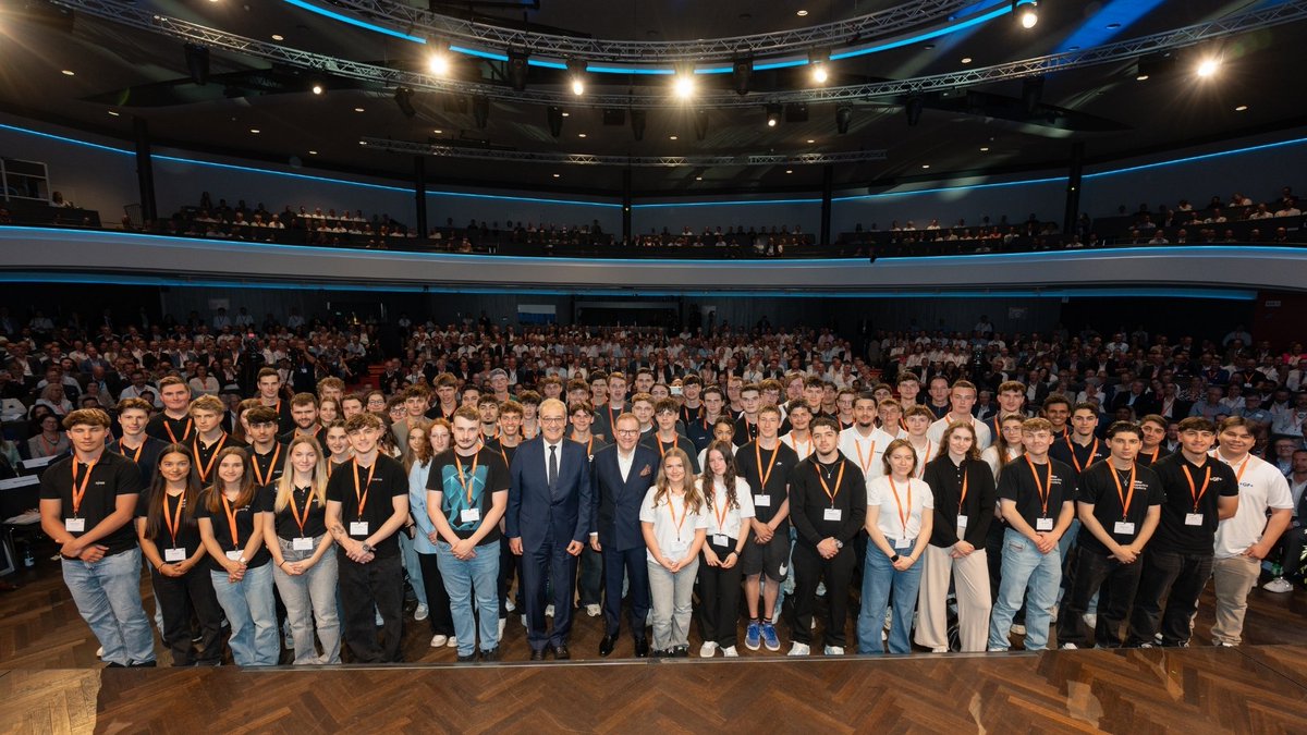 swissmem's tweet image. Ein Bild sagt mehr als 1000 Worte 😍
Über 70 Lernende aus der Tech-Industrie gemeinsam mit Bundesrat Guy Parmelin auf einer Bühne – ein Gänsehautmoment am Swissmem #Industrietag 2025. Ein starkes Zeichen für die Berufsbildung und ein klares Bekenntnis zur nächsten
So sieht…