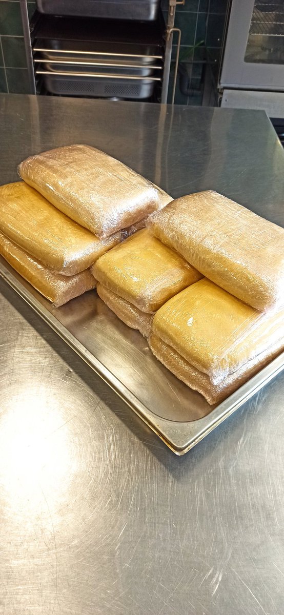 Parecen fardos me han dicho....🤣🤣🤣
Pues no, son los pastones del pâté en croûte. Una comanda muy especial que ya os contare.
Para quien creeis que puede ser?

👉 PISTA: Es un cocinero muy conocido 🤗

#SavoirFaireALaFrançaise
🇫🇷🇫🇷🇫🇷🇫🇷🇫🇷🇫🇷🇫🇷🇫🇷🇫🇷