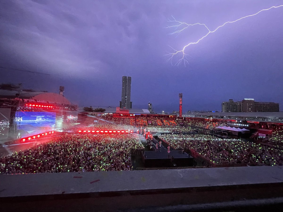 ไม่ใช่ทุกคนที่เอาสายฟ้ามาเป็นเอฟเฟคในคอนเสิร์ต😆