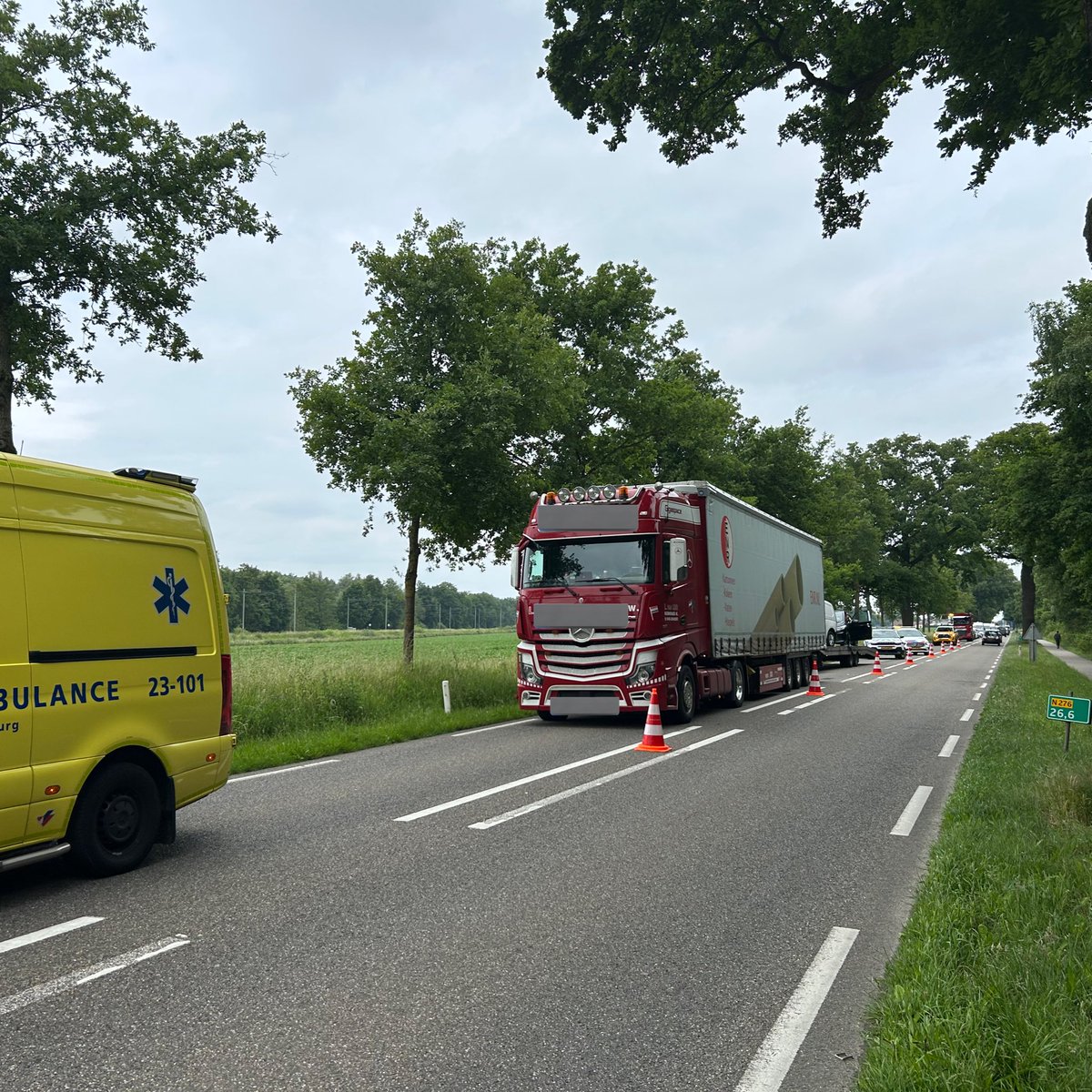 WIS_Limburg's tweet photo. Op de #N276 in Echt heeft een ongeval met letsel plaatsgevonden tussen een vrachtauto en autoambulance. De hulpdiensten zijn aanwezig. Verkeer ondervindt in beide richtingen hinder van het incident🚚🚗^Wis Joep @RWSverkeersinfo https://t.co/FPQfBwajV4
