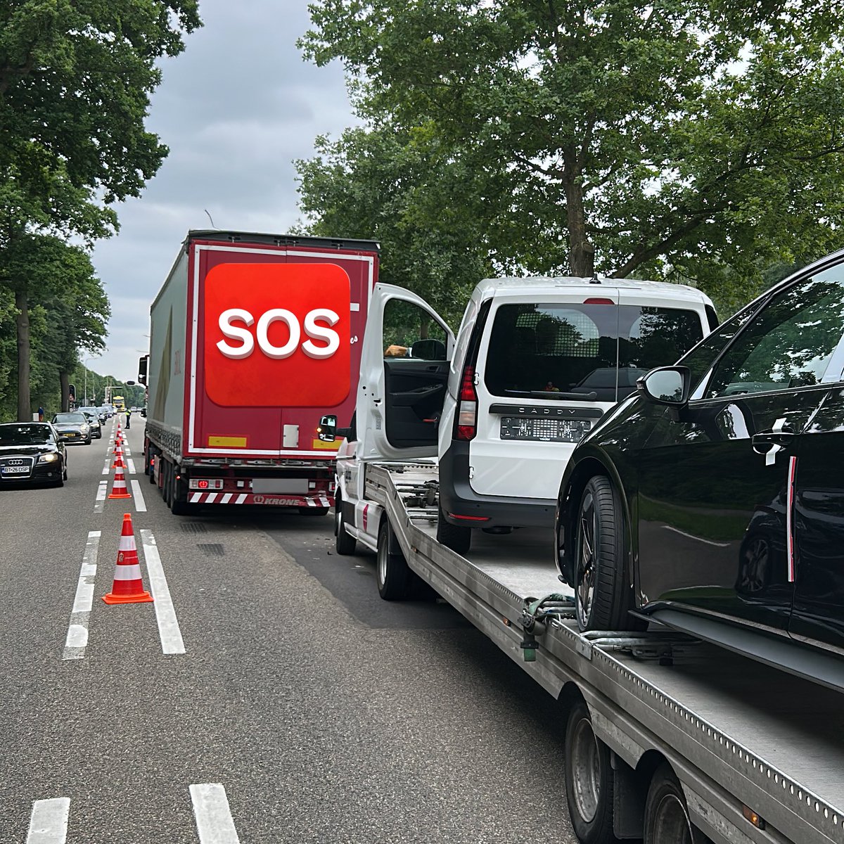 WIS_Limburg's tweet photo. Op de #N276 in Echt heeft een ongeval met letsel plaatsgevonden tussen een vrachtauto en autoambulance. De hulpdiensten zijn aanwezig. Verkeer ondervindt in beide richtingen hinder van het incident🚚🚗^Wis Joep @RWSverkeersinfo https://t.co/FPQfBwajV4