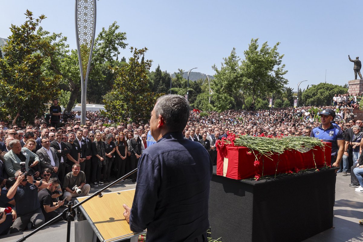 BNuriCavusoglu's tweet photo. Elveda güzel insan, elveda canım kardeşim...

Manisa'mızın kıymetli evladı, canım kardeşim, yol arkadaşım Ferdi Başkan’ımızı son yolculuğuna uğurladık. Onun bu ani vedasıyla yüreğimize düşen acı tarifsiz. 

Onunla geçen her an, bize sadece siyasi bir yol arkadaşlığı değil, aynı zamanda derin bir dostluk da yaşattı.

Şimdi geriye, bıraktığı eserler ve güzel anılar kaldı. Mekânı cennet olsun. Başta kederli ailesi olmak üzere, tüm sevenlerine ve Manisa’ya sabır ve başsağlığı diliyorum.

Her zaman kalbimizde olacaksın Ferdi Başkan’ım... Seni asla unutmayacağız.