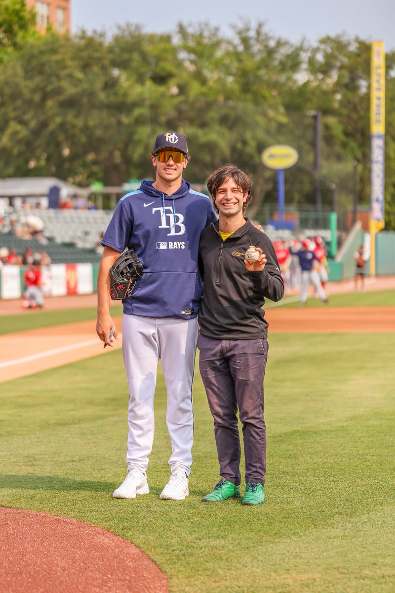 enhancerleo's tweet image. Honored to throw the first pitch at the @ChasRiverDogs game! ⚾️
#immunologymatters
#changingwhatspossible
#MUSCHealthCareHero