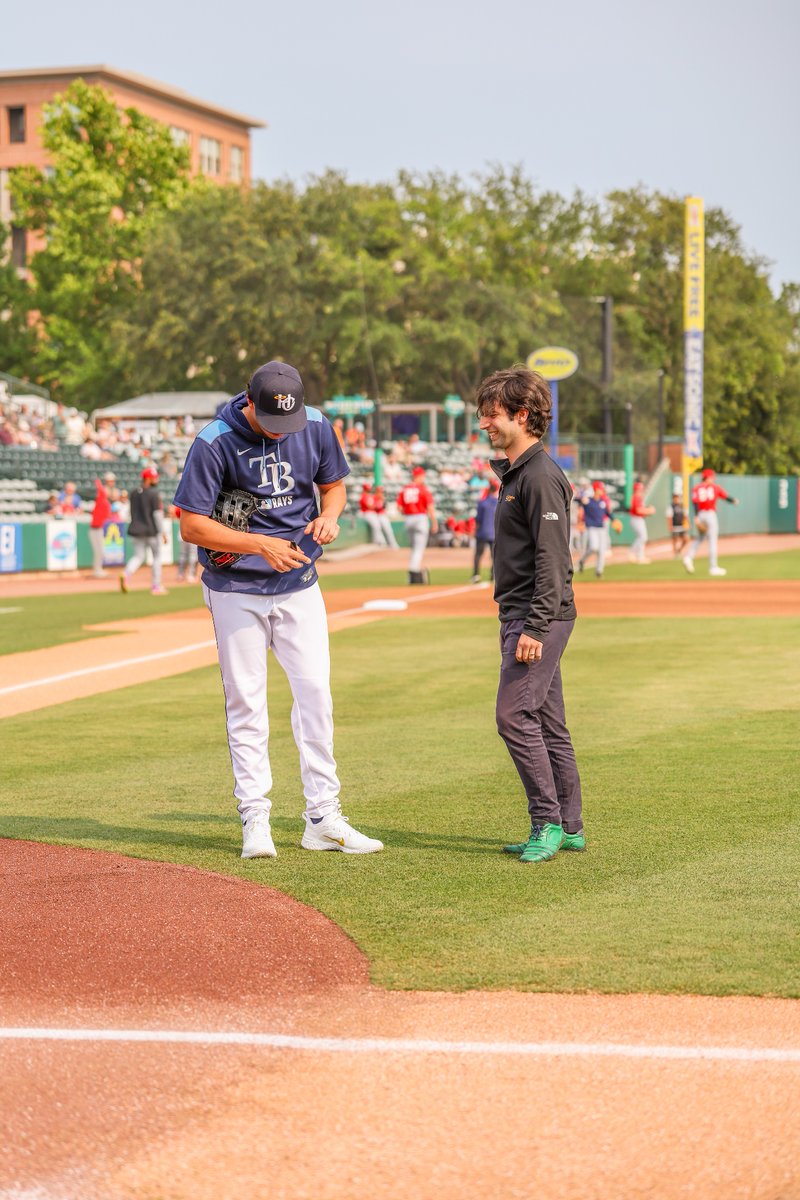 enhancerleo's tweet image. Honored to throw the first pitch at the @ChasRiverDogs game! ⚾️
#immunologymatters
#changingwhatspossible
#MUSCHealthCareHero