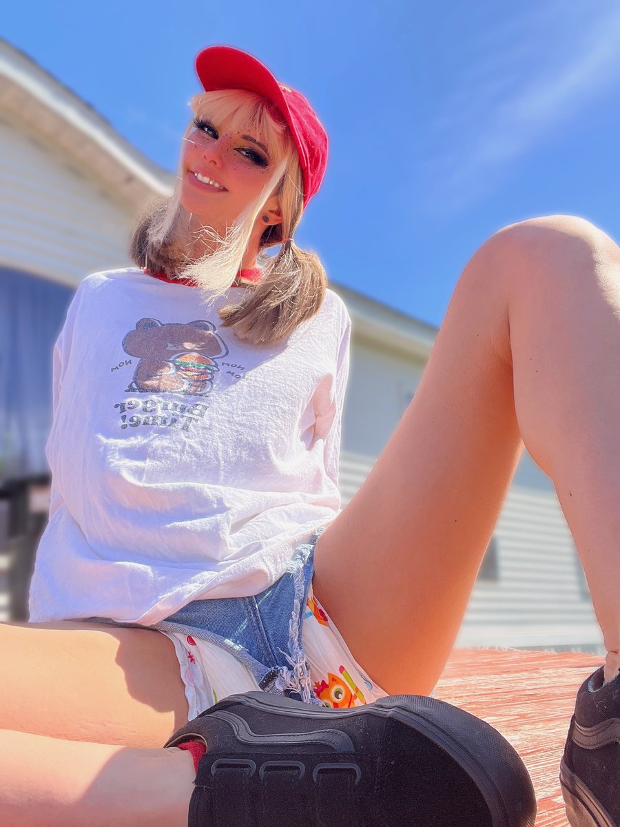 kattbebee's tweet photo. The shorts aren’t exactly making this diaper discreet 🤭 https://t.co/4UVTqzDAaZ