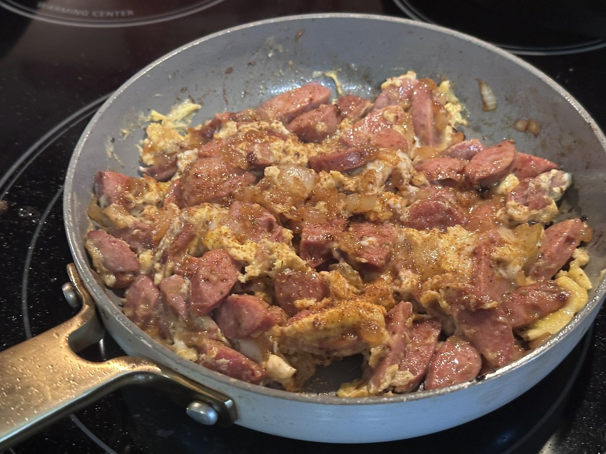 Breakfast scramble: sautéed yellow onion with two chopped sausages, 2 whisked eggs. Seasoned with “Chophouse Meats Cajun Seasoning with Jalapeño.” Topped with Mild Pace Picante sauce.

I picked up this seasoning at “Price Chopper” when I was in Kansas 2 weeks ago. 

#CookWithWes