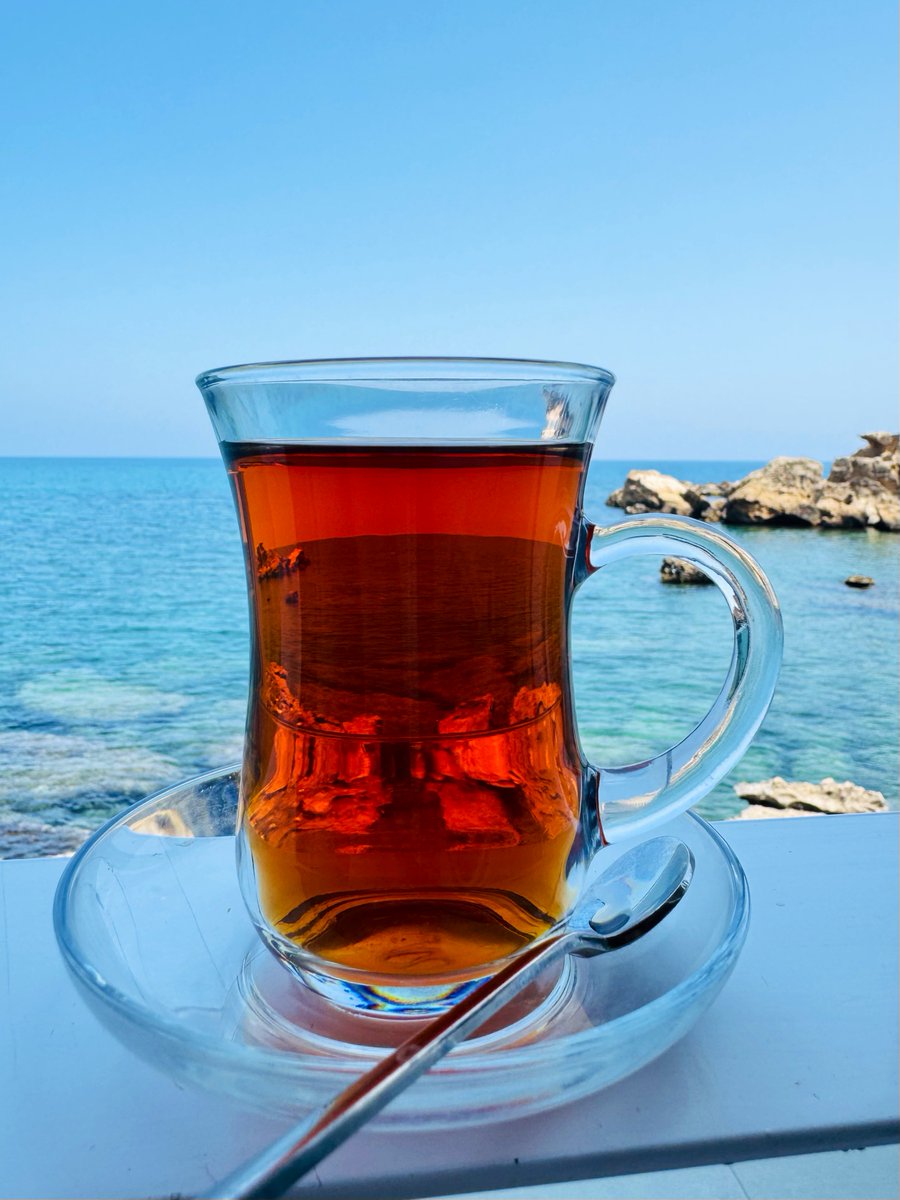 Bu sabah Eziç Peanuts’ta denizin serininde kahvaltıda idik.. Arka masadan birileri sigara yaktı ve hemen uyarmaya gelen garsona açık havada olduklarını söyleyip sigaralarını içmeye devam ettiler. Garsonun kibar ısrarı üzerine özel olarak ayrılmış  bölüme geçmek durumunda