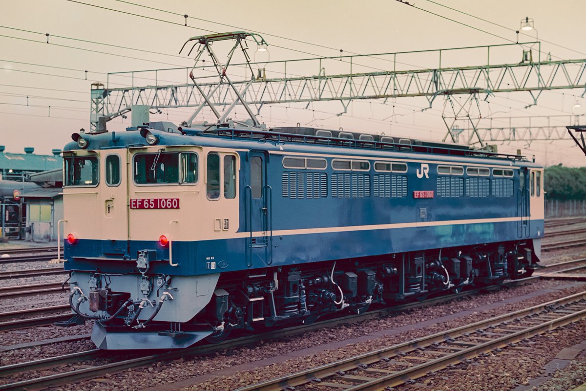 x2qjf's tweet photo. 関東も梅雨入りですね。職場近くの小学校に、今年もクチナシの白い花。薄闇に芳香が漂います。
平成4年2月全検後の1060号機です。まだ国鉄時代に近い状態。釣合管ホースを下げた、いちばん好きな仕様です。後に塗色や機号まで変わるとは…。
8091レ（単機）／1992.3頃 根岸にて
折返し1152レでタミへ。 https://t.co/d8NeGALnvy