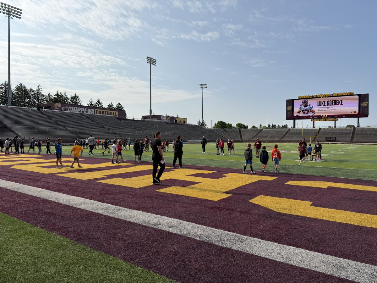 Matthew Drinkall 🇺🇸 (@drinkallcoach) on Twitter photo Central Michigan Youth Camp is off & running! 
High energy & great attitudes! 
Going to be a great day! 
FIRE UP! Central Michigan Youth Camp is off & running! 
High energy & great attitudes! 
Going to be a great day! 
FIRE UP!