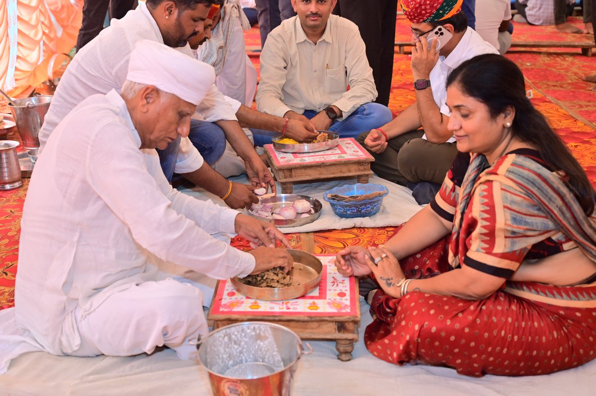 यह संसार कितना ही प्रगति के पथ पर अग्रसर हो जाए,
सादगी का मूल्य कभी क्षीण नहीं होगा।