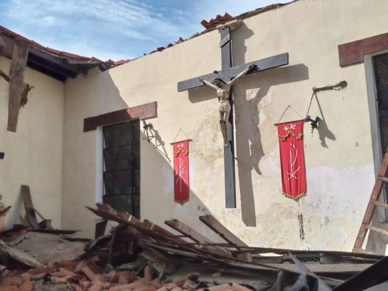 Arepita (@soyarepita) on Twitter photo Puedes ser creyente en milagros o no, pero los templos tienen valor patrimonial: una capilla de la Catedral de Calabozo #Guarico se vino abajo y nadie hizo nada para evitarlo. Tiene 291 años de historia, informa
<a href="/radiofeyalegria/">Radio Fe y Alegría Noticias</a> | cutt.ly/OrmXoHvl
#VacaMediatica Puedes ser creyente en milagros o no, pero los templos tienen valor patrimonial: una capilla de la Catedral de Calabozo #Guarico se vino abajo y nadie hizo nada para evitarlo. Tiene 291 años de historia, informa
<a href="/radiofeyalegria/">Radio Fe y Alegría Noticias</a> | cutt.ly/OrmXoHvl
#VacaMediatica