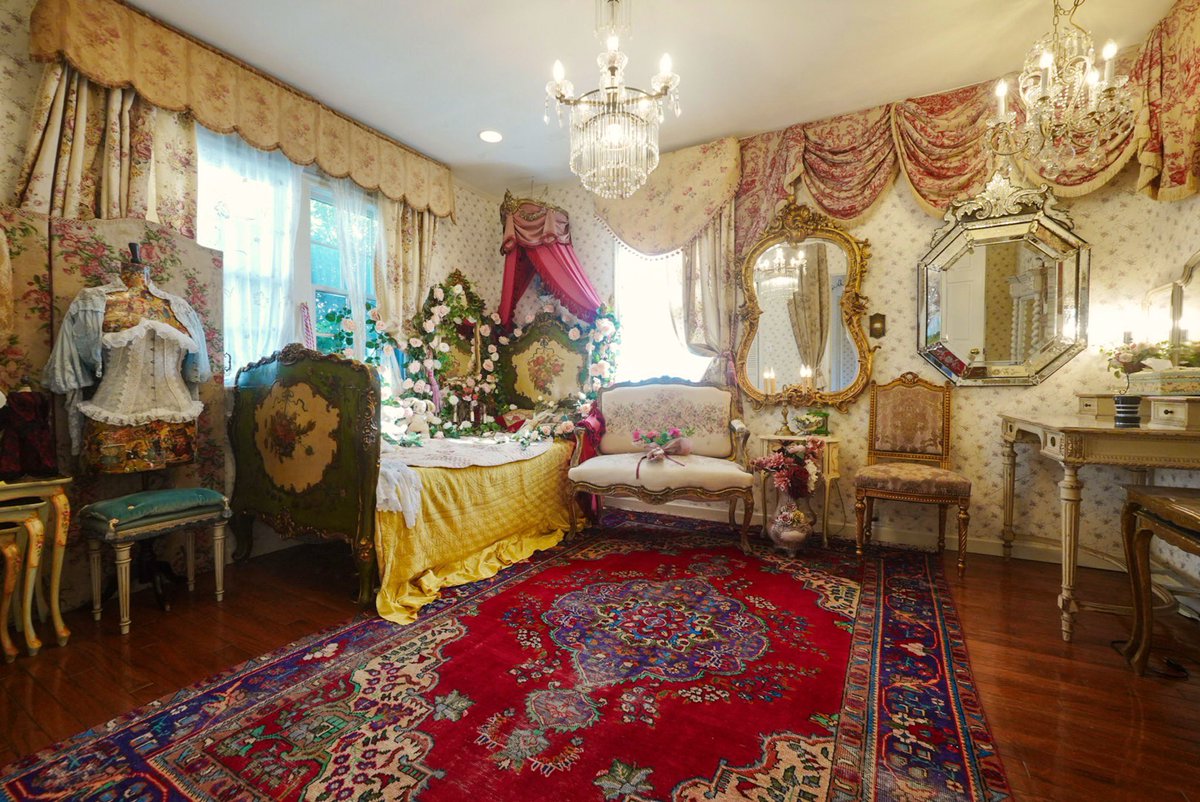 美しい状態で現存しています。1880年代のアンティーク類、その中で古い1700年代後半のシングルソファ（当時の釘は一本毎に異なります、生地は張り替え、手描きのイタリアベネチアンベッド、1850年代天蓋、ロココミラー、イタリアンベネチアンミラー、ルイ16世様式の化粧台、フランスのカーテン類）