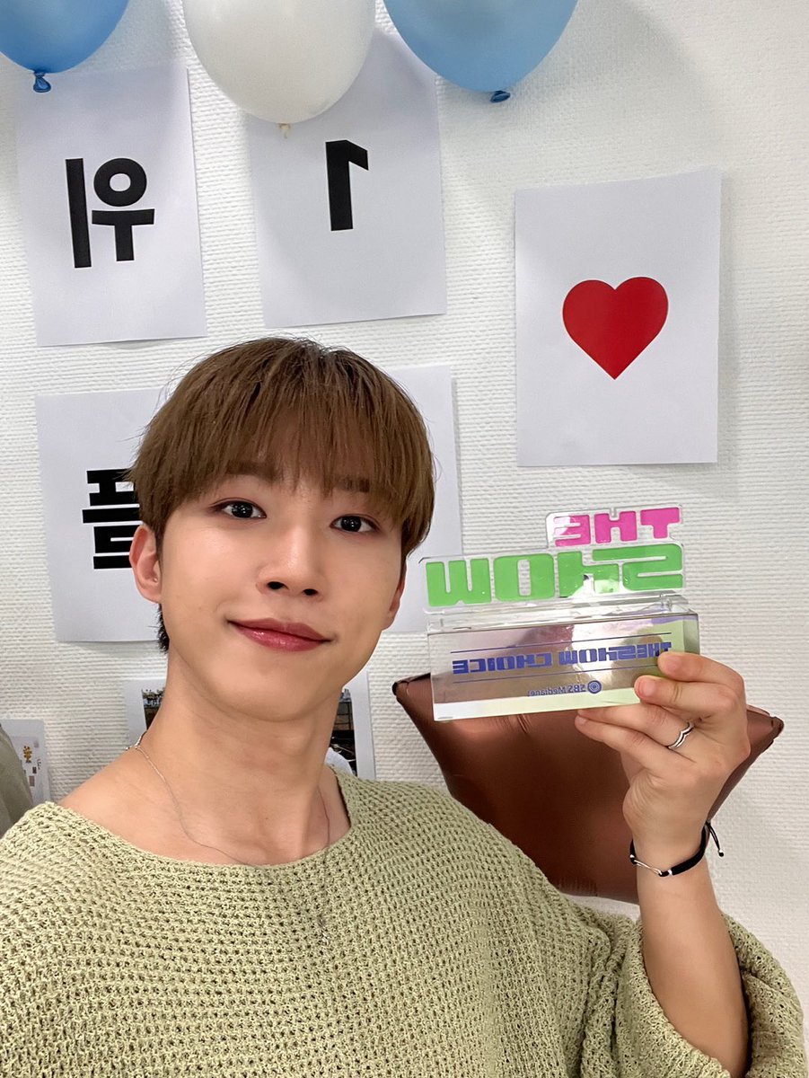 NFlyingofficial's tweet photo. 안녕하세요 1위 가수  엔플라잉입니다
엔피아 덕분에 1위를 하게 되었어요 
고마워요 엔피아😍

#NFlying #엔플라잉 #서동성 #SeoDongSung https://t.co/OyhjdH8pPo