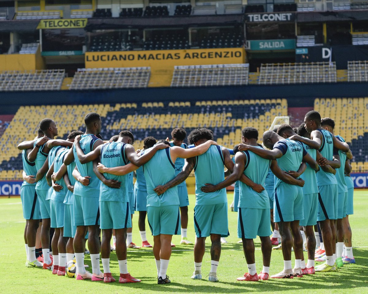 Ecuador Comunicación ❇️ Al día en Deportes (@ecuradiodeporte) on Twitter photo 📋🇪🇨 El probable XI que estaría presentando #Ecuador para enfrentar a #Perú en el Estadio Nacional de Lima:
🔹 Gonzalo Valle; Joel Ordoñez, Willian Pacho, Piero Hincapié; Pervis Estupiñan, Moisés Caicedo, Pedro Vite, Alan Franco, Alan Minda; John Yeboah y Enner Valencia. 📋🇪🇨 El probable XI que estaría presentando #Ecuador para enfrentar a #Perú en el Estadio Nacional de Lima:
🔹 Gonzalo Valle; Joel Ordoñez, Willian Pacho, Piero Hincapié; Pervis Estupiñan, Moisés Caicedo, Pedro Vite, Alan Franco, Alan Minda; John Yeboah y Enner Valencia.