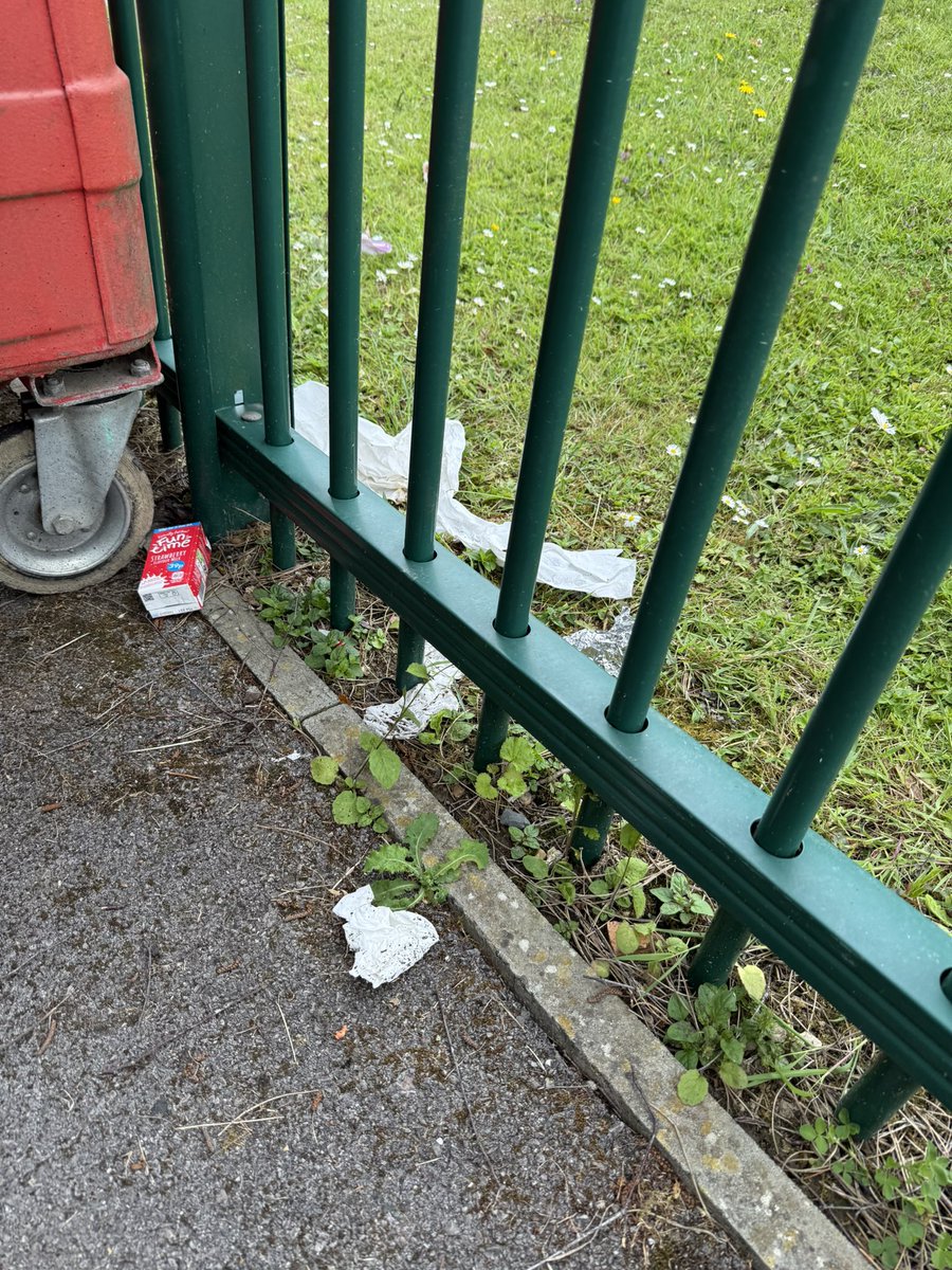 Deborah_JaneTi's tweet photo. This is acceptable to @Biffa and so is waiting 2 weeks for a new bin. Only been waiting since 2nd May 2025. Who knew sales departments don’t liaise with customer service departments, would have have been different if I signed a new deal. Oh and no email address to complain to 😡 https://t.co/Rs4cKpoazh