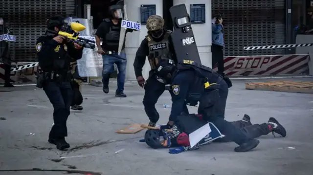 HenryBTam's tweet photo. Masked and armed, with no warrant or due process, they arrest and detain people on whatever basis they want. Does the UK want the same from politicians over here who back Trump all the way ... https://t.co/Qcof9LGujS