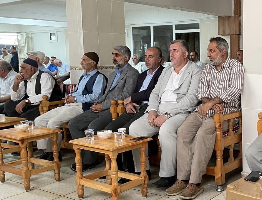 İl Başkanımız Zeynul Abidin Gülsever ve beraberindeki heyetimiz, araştırmacı yazar Faruk Kuzu‘nun vefat eden amcasının taziyesine katıldı.

Merhuma Allah’tan rahmet dileyen İl Başkanımız, aile üyelerine de sabırlar diledi.