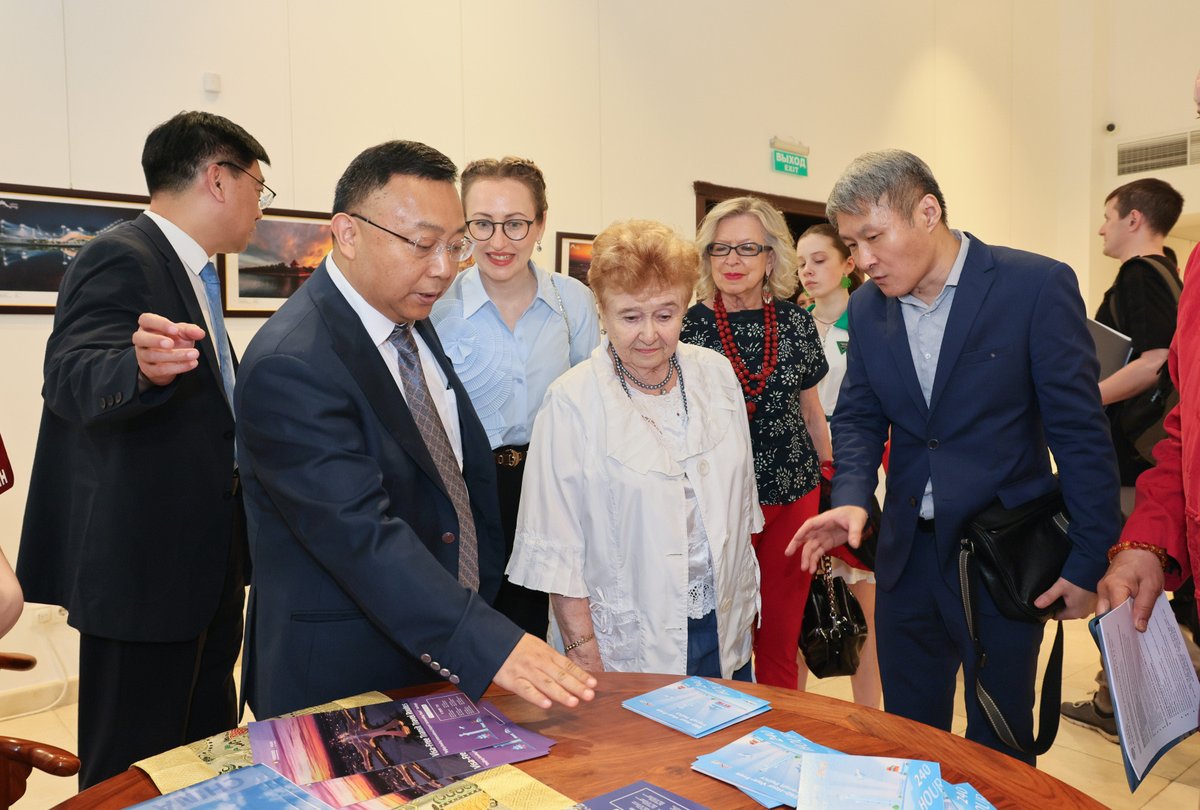 VisitBeijingcn's tweet image. On June 9, the "#HelloBeijing" cultural tourism promotion event took place at the China Cultural Center in Moscow. The event showcased #Beijing's cultural and tourism resources, highlighting the unique charm of China's traditional culture through diverse activities. #VisitBeijing