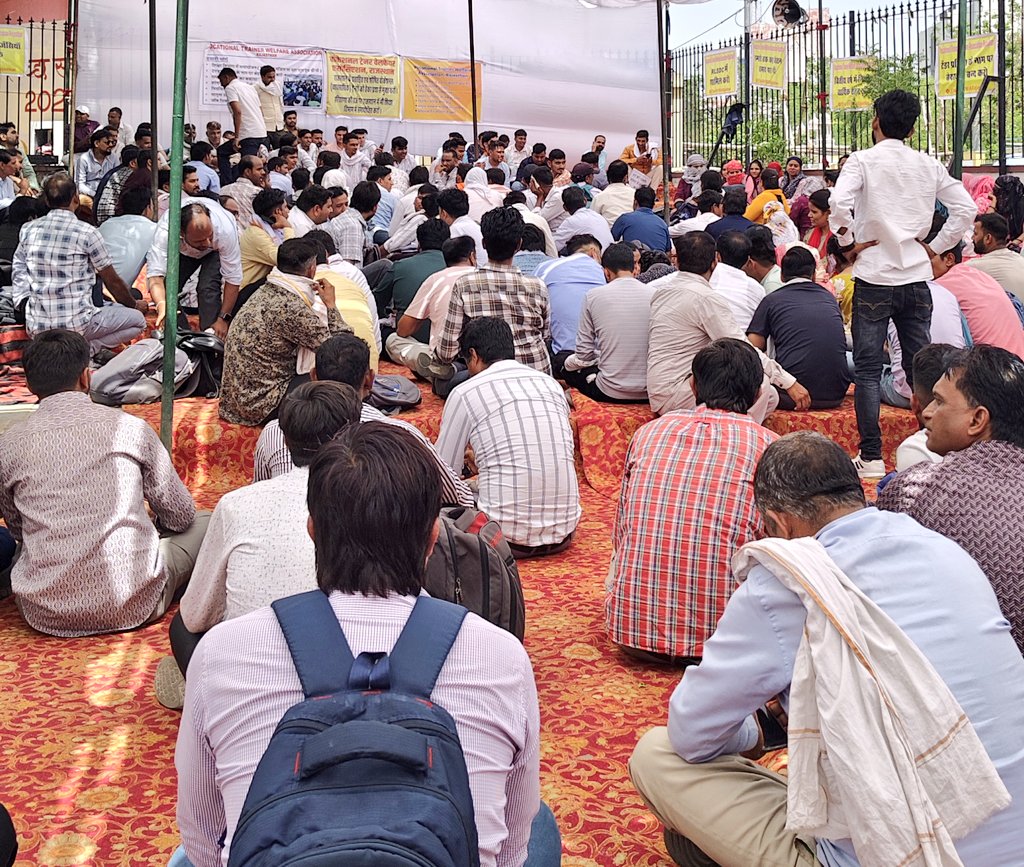 Krishan yadav (@krishanahir07) on Twitter photo राजस्थान के व्यावसायिक शिक्षकों की एक ही मांग है 📍
#वोकेशनल_ट्रेनर_को_प्लेसमेंट_ऐजेंसी_से_हटा कर_राजकीय_संस्था_के_द्वारा_नियमित_करो
#व्यावसायिक_शिक्षा_को_ठेकाप्रथा_से_मुक्त_करो
<a href="/rajeduofficial/">Dept of Education, Rajasthan</a>
<a href="/educationnagari/">Education Nagari</a> <a href="/SpacesEducation/">Education Spaces</a>
<a href="/madandilawar/">Madan Dilawar</a>
<a href="/KumariDiya/">Diya Kumari</a>
<a href="/BhajanlalBjp/">Bhajanlal Sharma</a> राजस्थान के व्यावसायिक शिक्षकों की एक ही मांग है 📍
#वोकेशनल_ट्रेनर_को_प्लेसमेंट_ऐजेंसी_से_हटा कर_राजकीय_संस्था_के_द्वारा_नियमित_करो
#व्यावसायिक_शिक्षा_को_ठेकाप्रथा_से_मुक्त_करो
<a href="/rajeduofficial/">Dept of Education, Rajasthan</a>
<a href="/educationnagari/">Education Nagari</a> <a href="/SpacesEducation/">Education Spaces</a>
<a href="/madandilawar/">Madan Dilawar</a>
<a href="/KumariDiya/">Diya Kumari</a>
<a href="/BhajanlalBjp/">Bhajanlal Sharma</a>
