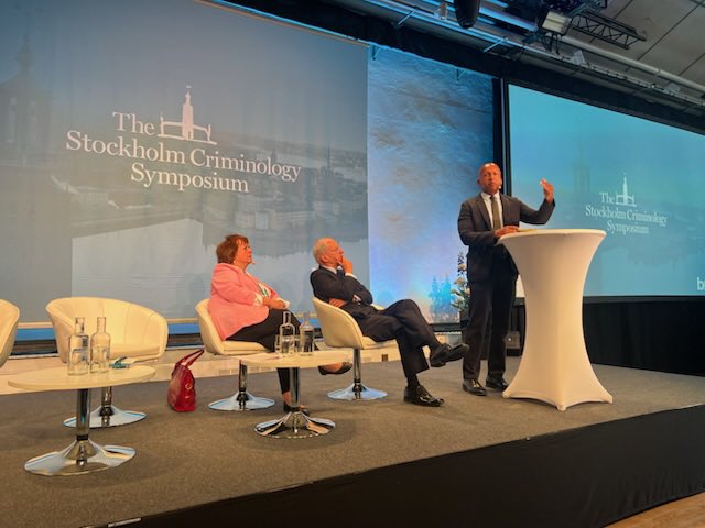 The question is not if the guilty deserves the death penalty but if we as a society have the right to kill. The 2025 Prize winner, Bryan Stevenson talks at #sthlmcrimsymposium about his work to help people on death row and youths that are caught up in the 🇺🇸 justice system.