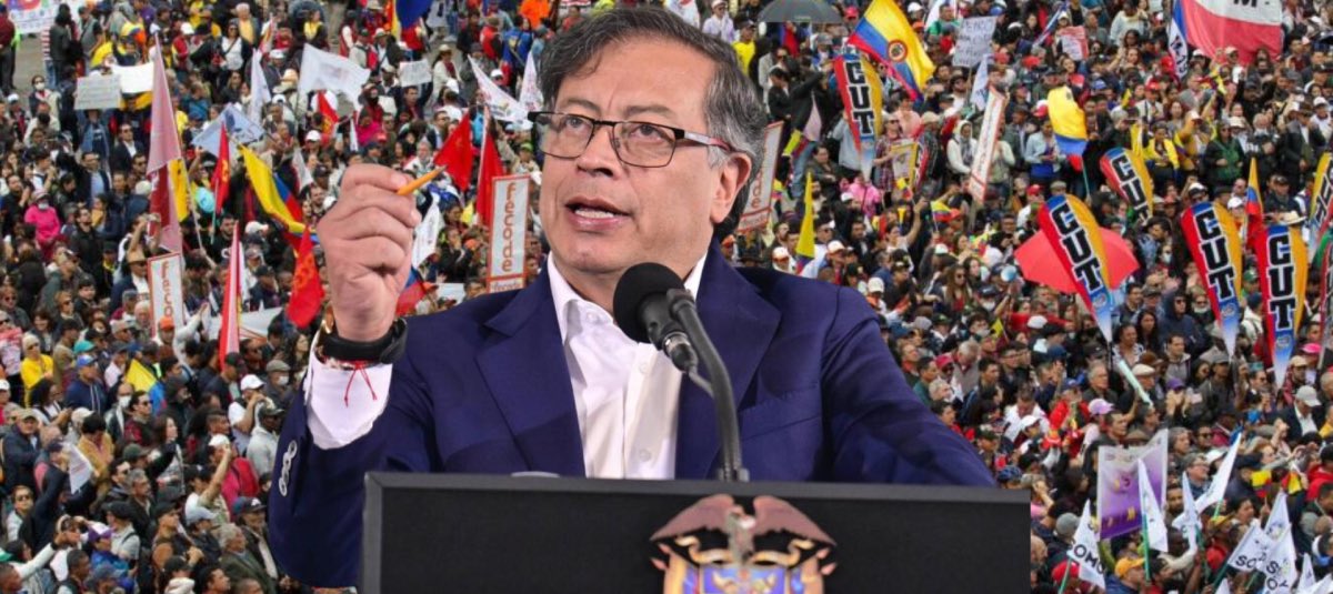 🇨🇴SARGENTO DEL EJÉRCITO NACIONAL DE COLOMBIA🇨🇴 (@sargentochala) on Twitter photo Claro que es muy importante moderar el discurso. Sin embargo, el presidente <a href="/petrogustavo/">Gustavo Petro</a> no debe ceder ante presiones y chantajes de algunos partidos políticos. Los proyectos de país deben continuar; hay que mantenerse firmes y actuar con determinación.
“Todos debemos estar Claro que es muy importante moderar el discurso. Sin embargo, el presidente <a href="/petrogustavo/">Gustavo Petro</a> no debe ceder ante presiones y chantajes de algunos partidos políticos. Los proyectos de país deben continuar; hay que mantenerse firmes y actuar con determinación.
“Todos debemos estar