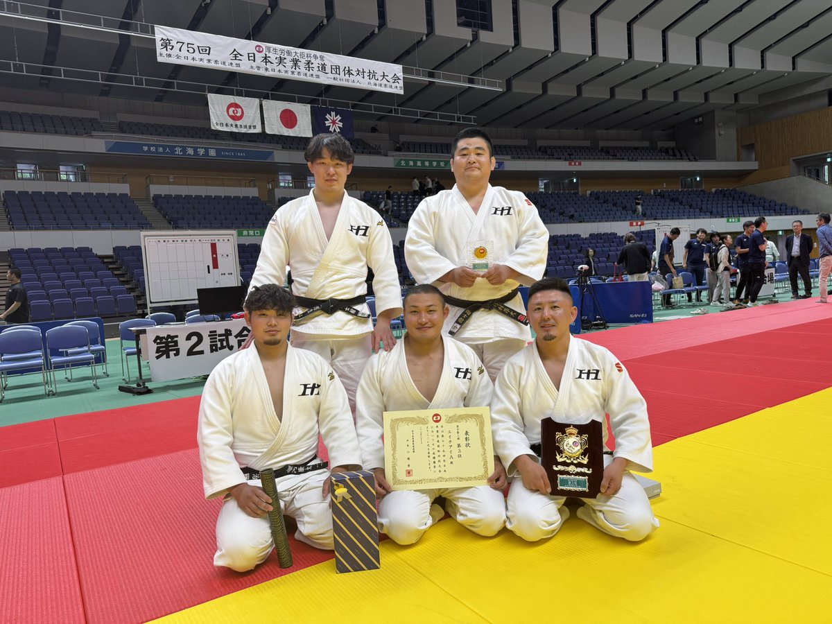nanchikuY's tweet photo. 全日本実業柔道団体対抗大会が北海道で開催されましたので、3部に2ﾁｰﾑエイチアイで出場しました！！
結果は、Aﾁｰﾑ３位とBﾁｰﾑベスト8でした！
今後もエイチアイで楽しく試合して行きますので、一緒に出たい人はご連絡下さい！
#全日本実業柔道団体対抗大会
#北海道 #エイチアイ https://t.co/ynLlP7UgW6