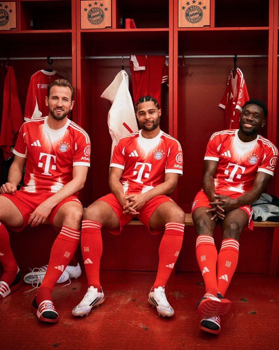 TouchlineX's tweet photo. Photoshoot for Bayern Munich’s kit for next season! 🇩🇪 https://t.co/8EEt8RIV2n