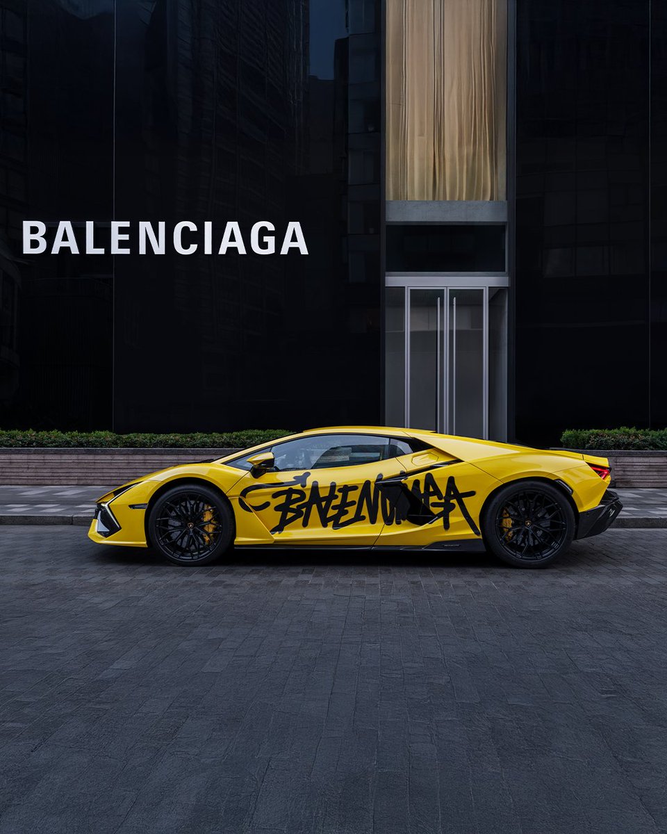 Our collaboration with Balenciaga was a global journey into excellence, marked by exclusive events, immersive experiences and captivating installations by visionary artists. From Dubai to Tokyo, London to Shangai, Milan to Paris, we brought special editions of our cars at