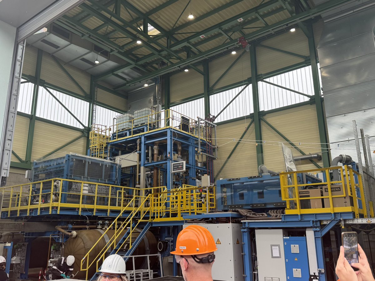 La Embajada de Guatemala en Alemania en Semana de la Innovación de IRENA promoviendo desarrollo sostenible mediante energías renovables y tecnologías de digitalización visitando empresa ThyssenKrupp oportunidad para 🇬🇹 de atraer inversión en la producción de hidrógeno verde.