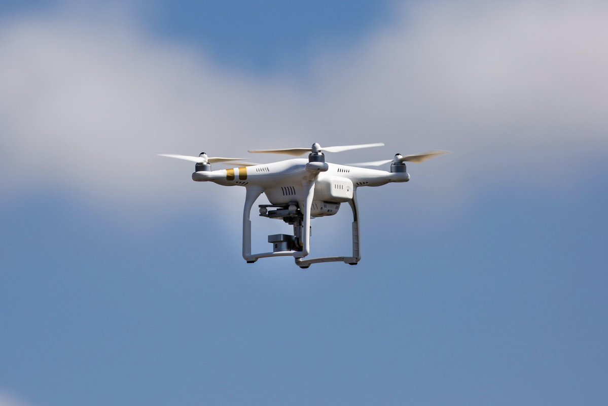 De NAVO-top komt eraan. Voor het vliegen met drones in Nederland gelden rondom de NAVO-top strenge beperkingen. Mensen die zich daar niet aan houden riskeren een hoge boete, of dat hun drone in beslag wordt genomen. Meer info: rijksoverheid.nl/onderwerpen/dr…