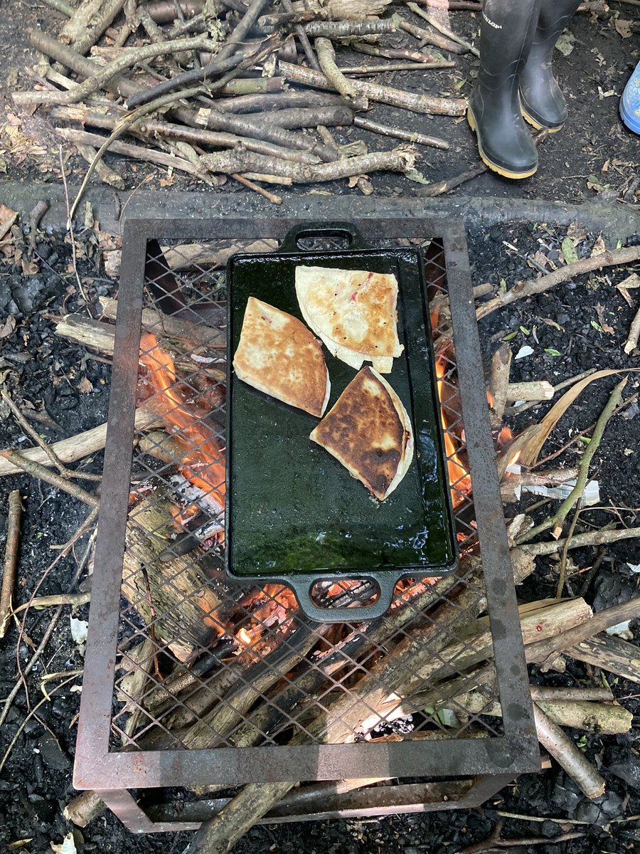 PipersForestSch's tweet image. Forest Club enjoyed foraging for raspberries to fill their tortilla wraps before frying them over the fire #pipersclubs #forestfun #pipersprep
