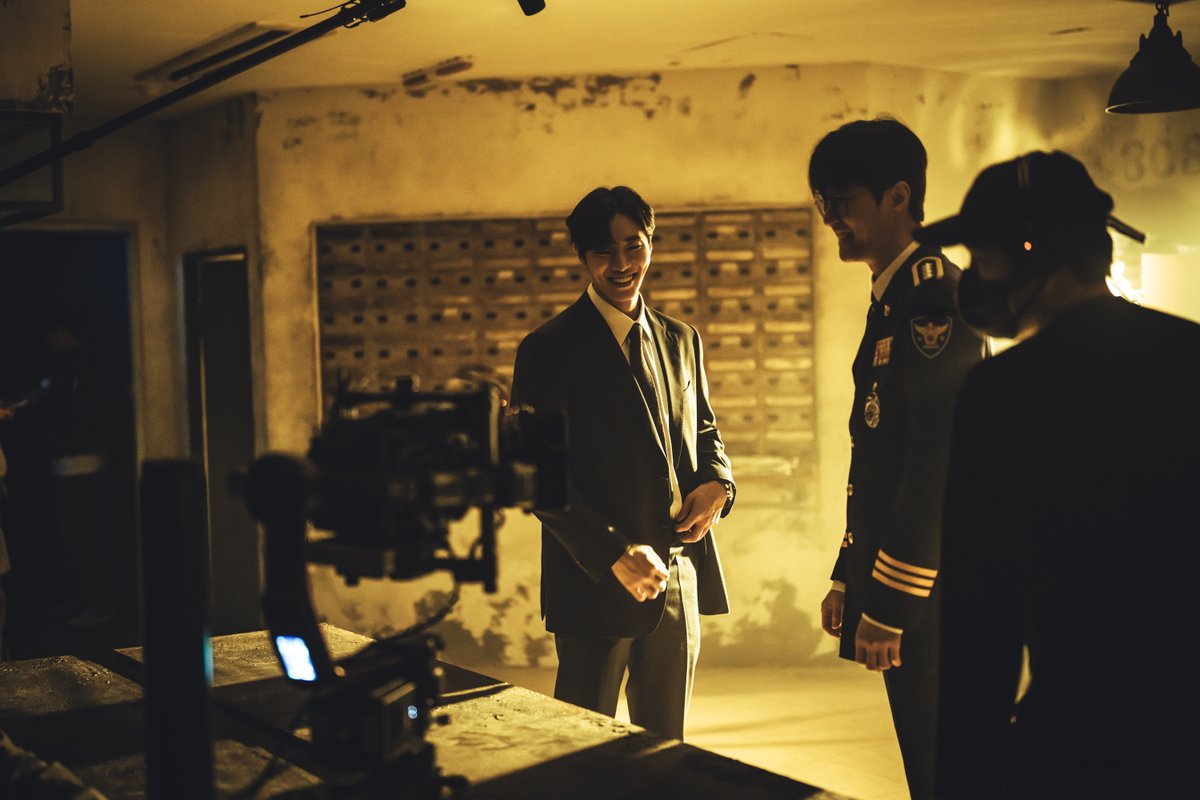 NetflixKR's tweet photo. 광장에 모인 믿보배, 시너지 폭발 비하인드 풉니다.

출구 없는 이곳은 <광장>, 절찬 스트리밍 중. https://t.co/01h4eO2jxZ