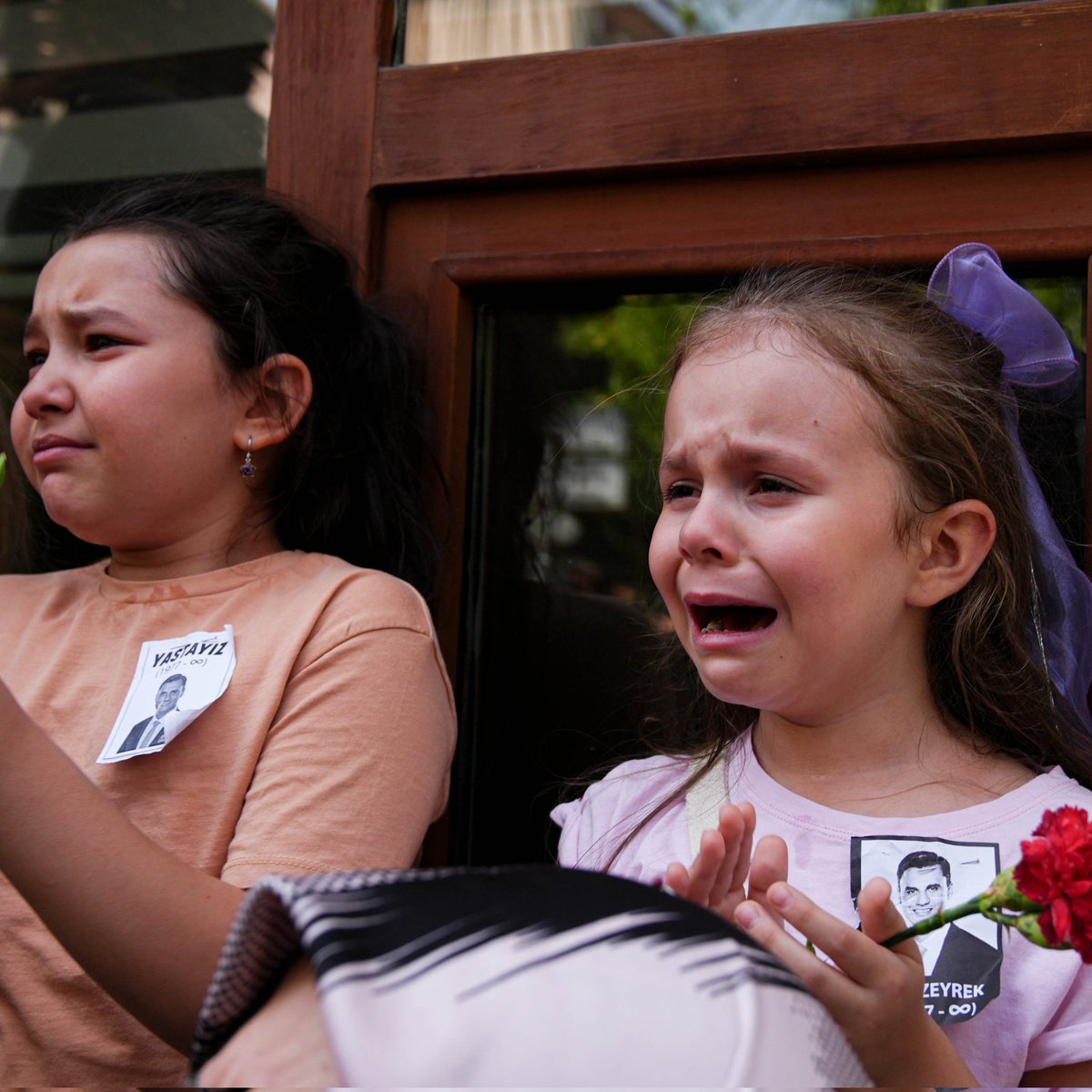 Ferdi Zeyrek’in cenaze töreninde göz yaşlarına boğulan Manisalı çocuklar.