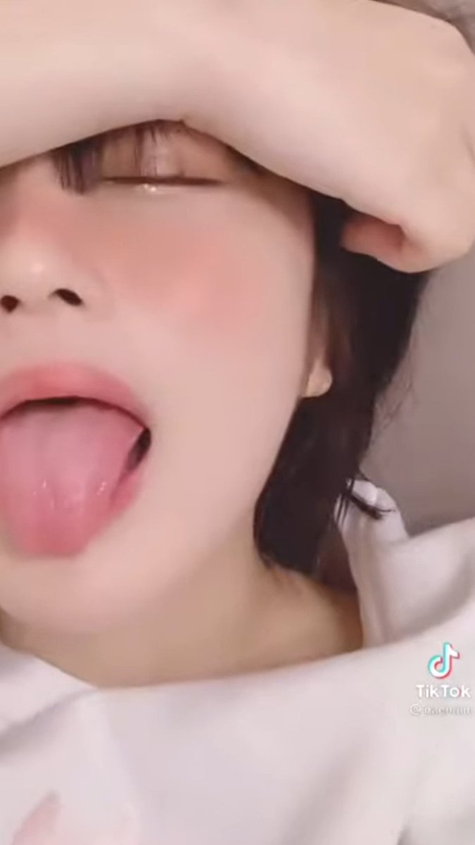 TonFetish_64's tweet image. なえなの レアな豪快舌出し