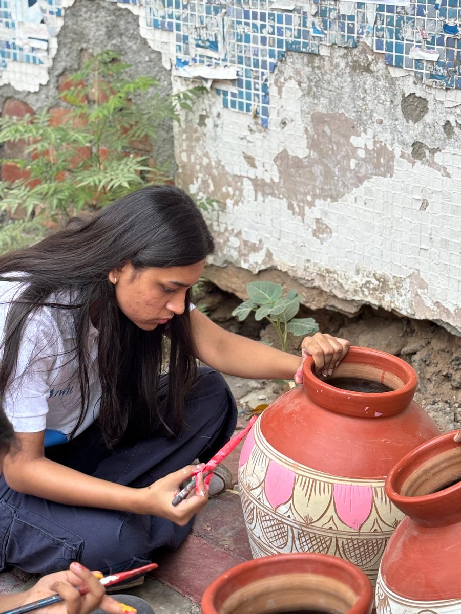 SwahUmeed's tweet photo. Here’s a splash of creativity and sustainability! 🎨✨ Our team is painting pots to repurpose them for waste management, turning trash into treasure! What eco-friendly project are you working on? Share with us! 🌍♻️ #SWAH #EcoFriendlyArt #umeedfoundationn https://t.co/5X9sCVZbvc