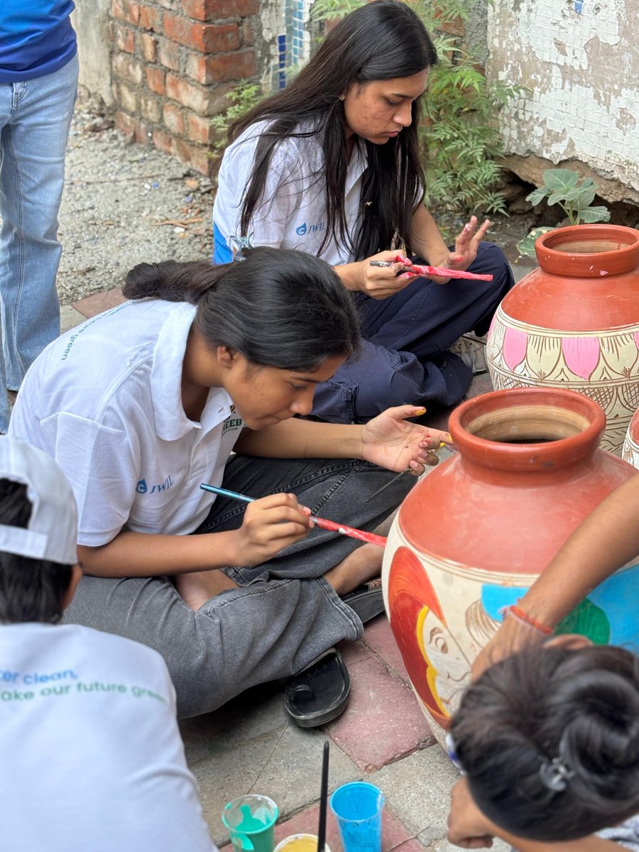 SwahUmeed's tweet photo. Here’s a splash of creativity and sustainability! 🎨✨ Our team is painting pots to repurpose them for waste management, turning trash into treasure! What eco-friendly project are you working on? Share with us! 🌍♻️ #SWAH #EcoFriendlyArt #umeedfoundationn https://t.co/5X9sCVZbvc