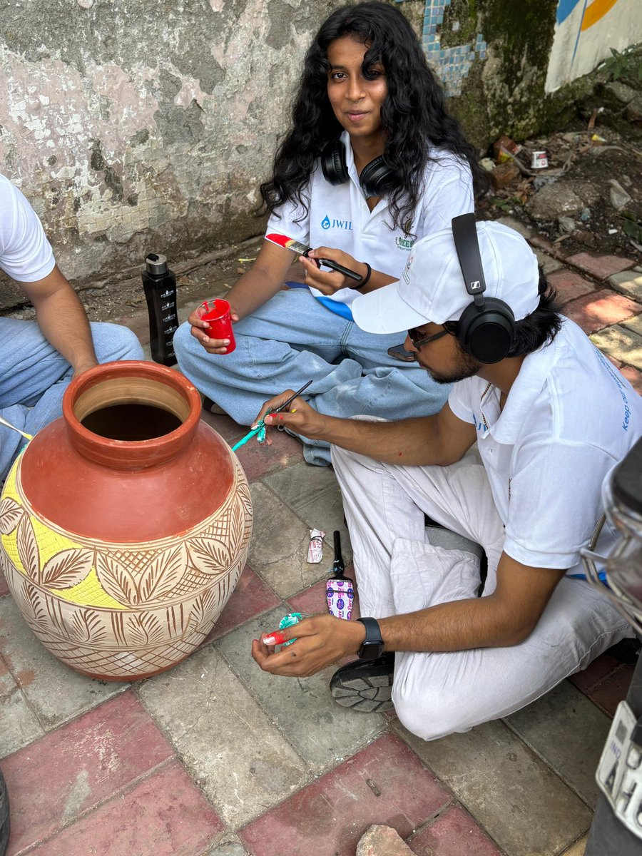 SwahUmeed's tweet photo. Here’s a splash of creativity and sustainability! 🎨✨ Our team is painting pots to repurpose them for waste management, turning trash into treasure! What eco-friendly project are you working on? Share with us! 🌍♻️ #SWAH #EcoFriendlyArt #umeedfoundationn https://t.co/5X9sCVZbvc