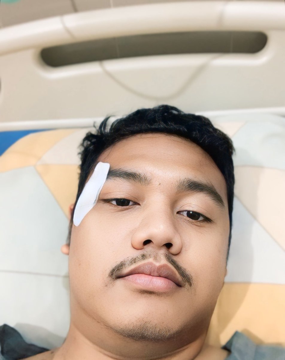 Pinanach's tweet photo. Baru siuman pasca operasi barusan langsung nonton timnas wkwkwk https://t.co/zIRl1NVoGP