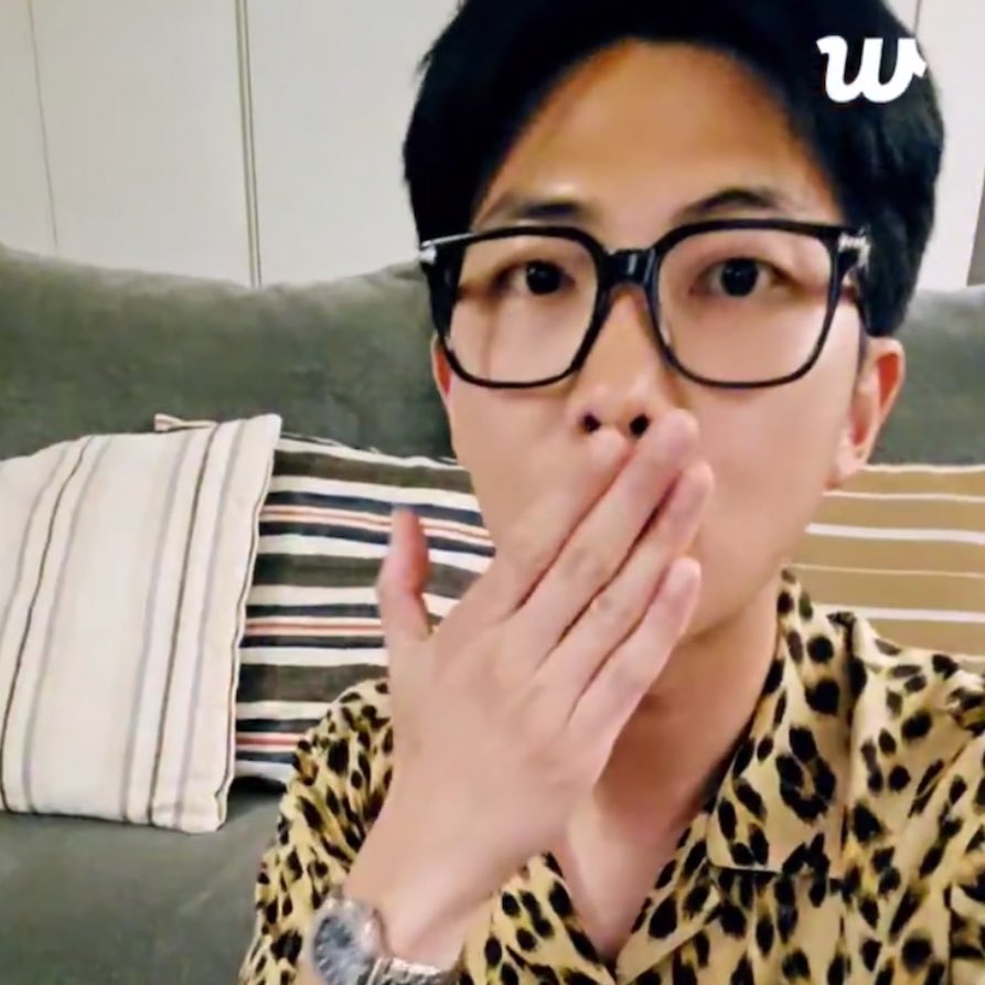 EB0YRM's tweet photo. “love you, kiss XOXO 3000, 5000, 5 fucking million trillion times” ohh namjoon😭😭 https://t.co/pK5aPj4OBZ