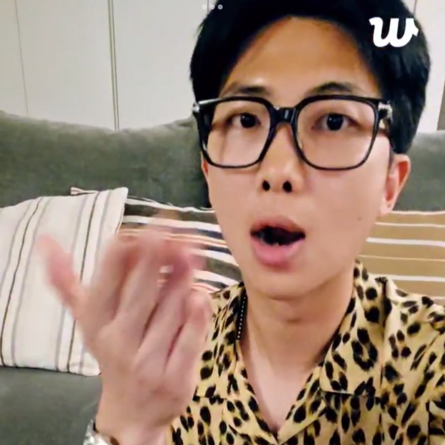 EB0YRM's tweet photo. “love you, kiss XOXO 3000, 5000, 5 fucking million trillion times” ohh namjoon😭😭 https://t.co/pK5aPj4OBZ