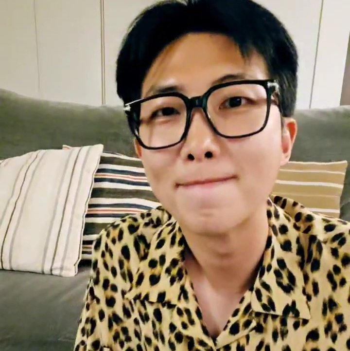 portalKNJ's tweet photo. Durante a live, Namjoon foi extremamente sincero e contou sobre dificuldades que teve durante o alistamento:

Namjoon disse que ele sofreu de insônia e precisou tomar remédios para dormir. Ele também fez terapia porque se sentia como um "zumbi" e não estava bem mentalmente. Ele tem tomado a medicação há cerca de 1 ano e 2 meses, mas está muito melhor agora.

Ele descreveu como um "inferno" ficar deitado na cama por 3-4 horas, olhando para o teto, sem conseguir dormir. Isso o fez sentir medo das noites. Sempre que tinha licença, ele desmaiava de sono assim que chegava em casa. No entanto, sua terapeuta lhe disse que isso era provavelmente devido ao ambiente militar e que melhoraria.

Já se passaram 1 ano e 2 meses. Ele mencionou que as pessoas no exército sabiam das dificuldades que ele estava enfrentando, então o ajudaram muito e compreenderam sua situação. Desde abril, ele tem se sentido muito melhor, e como sua dispensa está próxima, ele está se sentindo mais estável mentalmente.