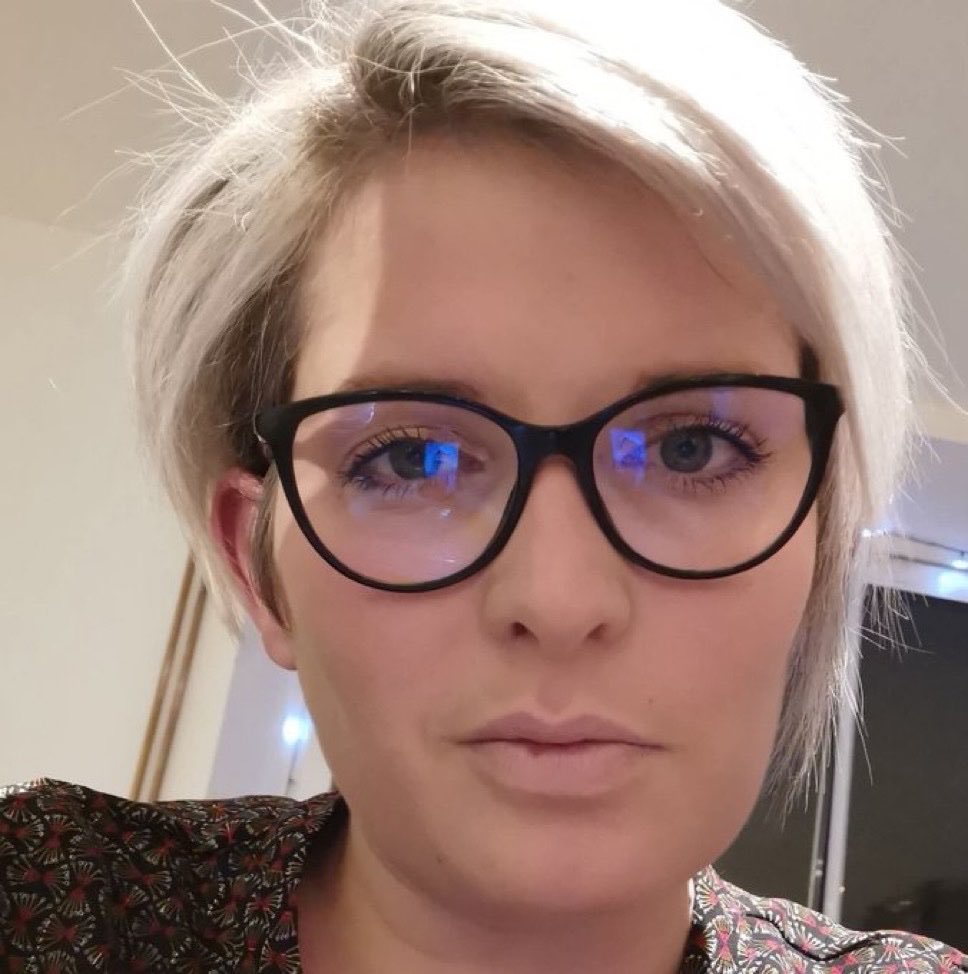 GossipRoomOff's tweet photo. 🚨 Mélanie, 31 ans, surveillante scolaire au collège Françoise Dolto de Nogent (Haute-Marne), a été tragiquement tuée ce mardi matin après avoir été poignardée par un élève de 14 ans.

Le suspect, inconnu des services de police et de gendarmerie, a été interpellé. Son mobile reste pour l’instant inconnu.

Mélanie était maman d’un petit garçon de 4 ans, récemment pacsée, et travaillait dans cet établissement depuis la rentrée 2024, aux côtés de l’une de ses cousines. Collègues et élèves la décrivent comme une femme douce, souriante et bienveillante "toujours avec la joie de vivre".

Pensées profondes pour son fils, son conjoint, sa famille et toute la communauté scolaire. (via BFMTV)

Repose en paix, Mélanie. 🕊️