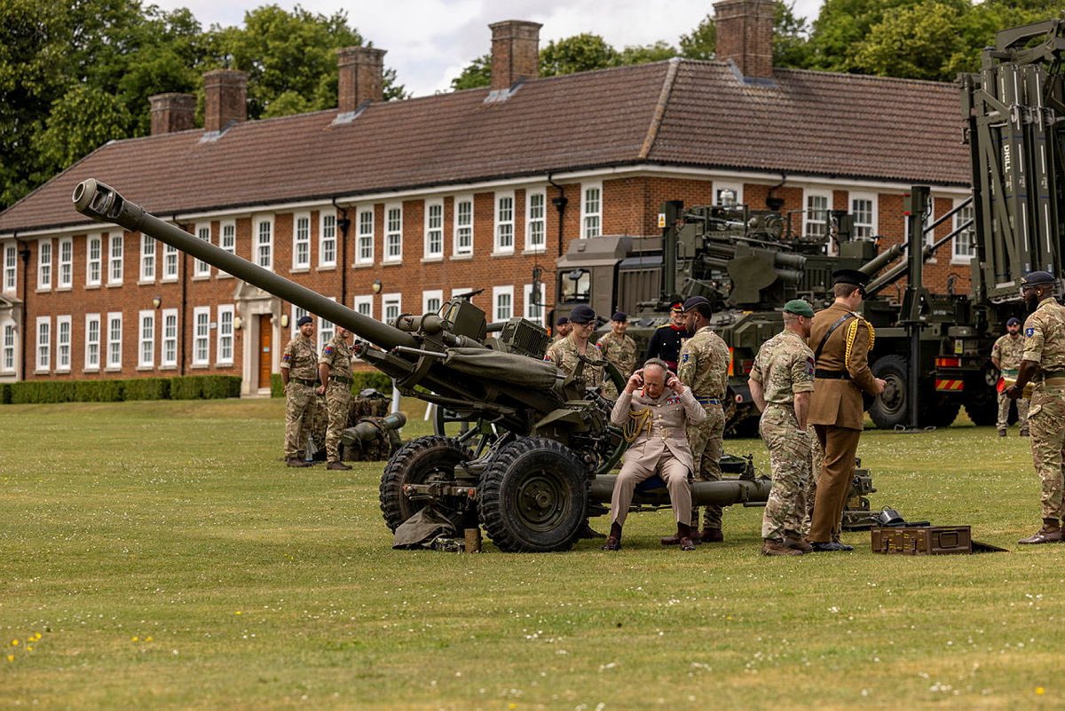 👑 His Majesty The King's first visit to the <a href="/royalartillery1/">Royal Artillery</a> as Captain General 👑

He learned about the soldiers and toured a series of equipment stands showcasing the breadth of ‘Find and Strike’ capabilities 🔥

📍 Larkhill, Wiltshire