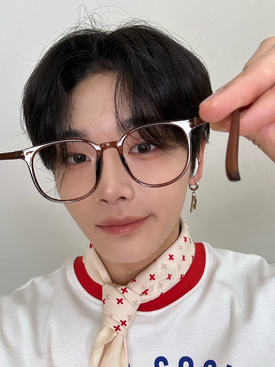 1VERSE_official's tweet photo. [From. AITO]  今回自分がオススメしたいのは
外で散歩をすることをおすすめしたいです😽🐈‍⬛🌙
自分散歩してる時外の音をいつでも聞こえるようにしながら音楽を聴くんですけど、練習してる曲を聴きながら自分たちの舞台を妄想してるんですよね😹
でもその妄想でこうゆう舞台にしたい、もう少しこのように工夫したらいいんじゃないかなと沢山のアイディアが出てくるので自分は散歩して音楽を聴けばアイディアが沢山出てくるんだと思いました！😉
その他にも散歩してる時色々な景色を堪能しながら歩けるので楽しいです！！
ハンガンをみながら歩くのも良かったです😽
この前なんかは13km程歩きました😹
散歩してる時にたまにポケモンGOを開いて色々なポケモンをゲットしてます！😉
みなさんもいろいろな景色をみながら散歩はどうですか！！🥺🐈‍⬛🌙

#1VERSE #유니버스 #AITO #아이토