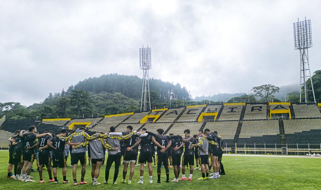 🙏🏻 Nuestro agradecimiento, antes de comenzar el trabajo en Pueblo Nuevo, con un solo objetivo en mente 🏆

🔥 El sábado, la capital será AURINEGRA 🔥 

#VamosTáchira 💛🖤