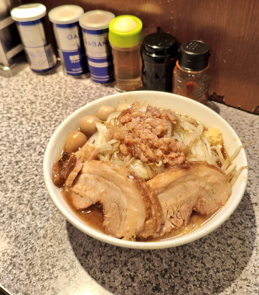 ラーメン宮郎〈蒲田〉
▫ラーメン/豚マシ/ウズラ

宮元社長、藤原店長、並びにスタッフの皆様  ラーメン宮郎開店８周年おめでとうございます㊗️

次の９年目、10年目、そしてその先も、ラーメン宮郎が多くの人々に愛され続けることを心より願っています。