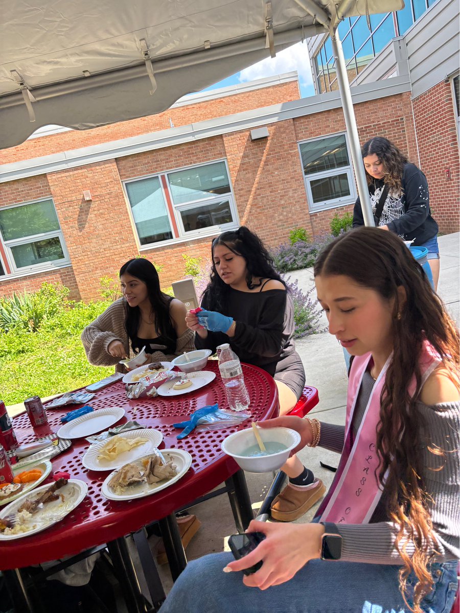 El club de HHS, ELLA: Empowering Latina Leaders Ahora cerró el año celebrando liderazgo, crecimiento y comunidad. 🎉💖