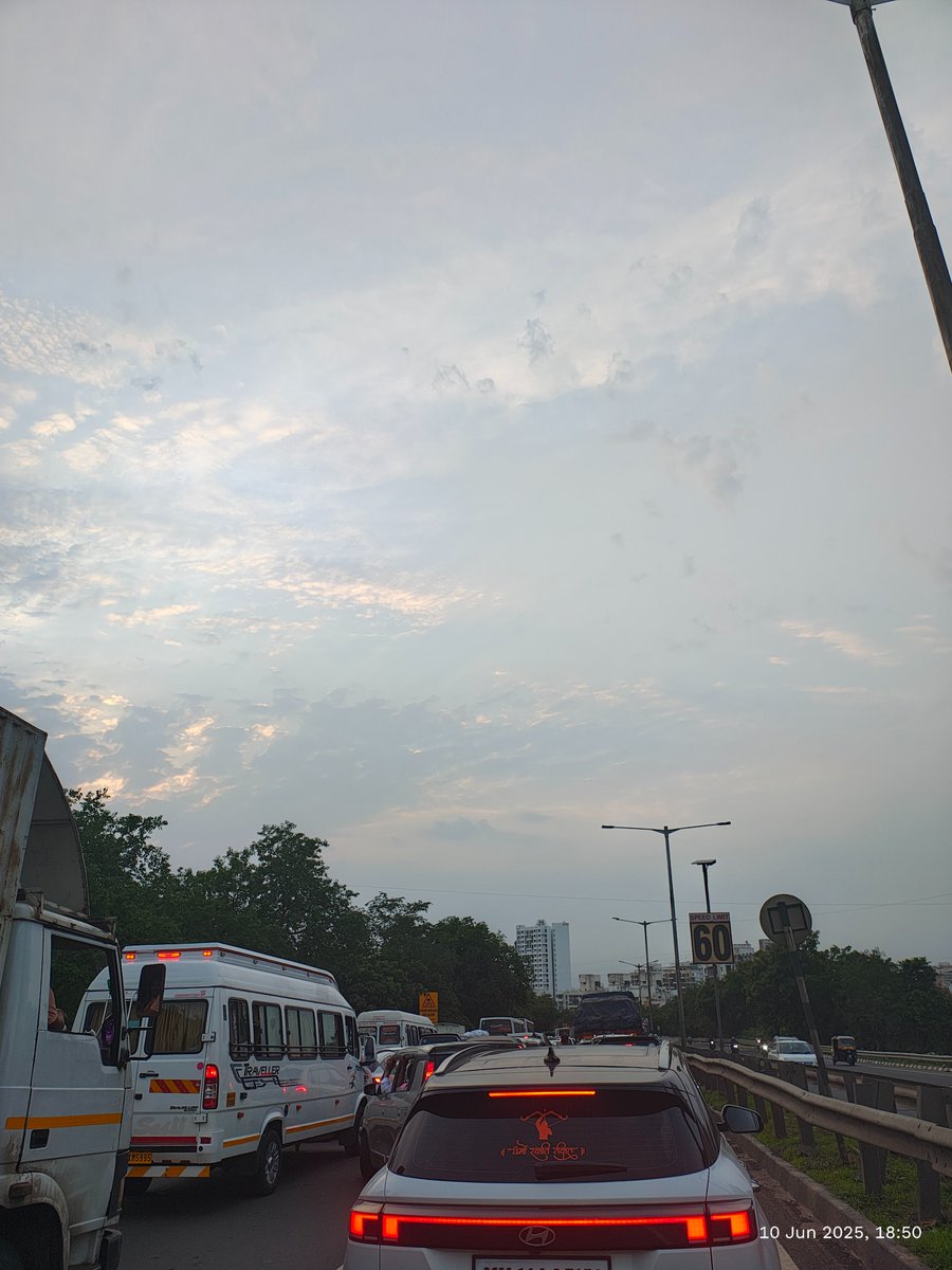 samsumit24's tweet photo. Uh oh! Still stuck in traffic at Katraj. It's been 40 minutes and traffic is at a complete standstill. @PuneCityPolice  , any updates or assistance possible here? Commuters are really struggling. #PuneTraffic #KatrajTraffic @pune https://t.co/C60aBYpyHl