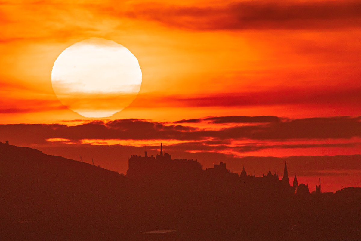 Tom Duffin Photography (@tomduffinphotos) on Twitter photo Edinburgh from the east at sunset with the high point of <a href="/edinburghcastle/">Edinburgh Castle</a> tumbling down to the Waverley valley
#Edinburgh Edinburgh from the east at sunset with the high point of <a href="/edinburghcastle/">Edinburgh Castle</a> tumbling down to the Waverley valley
#Edinburgh